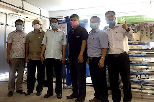 Doanh nhân tặng quà cho tỉnh Bến Tre