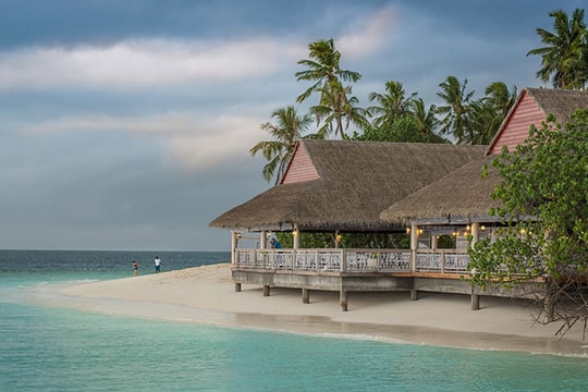 Vì sao người giàu mua vé hạng nhất, thuê ngoài cả việc mình có thể làm?