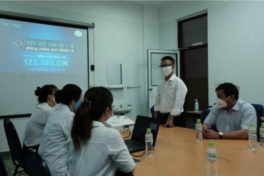 THIET THACH Group trao tặng 123 triệu đồng tiếp sức cán bộ y tế