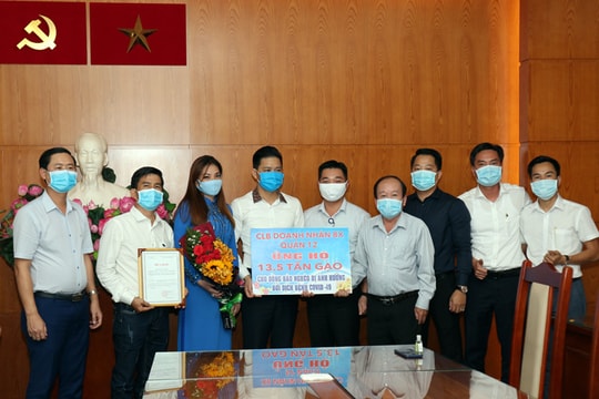 Câu lạc bộ Doanh nhân 8X quận 12 trao tặng 13,5 tấn gạo cho hộ nghèo