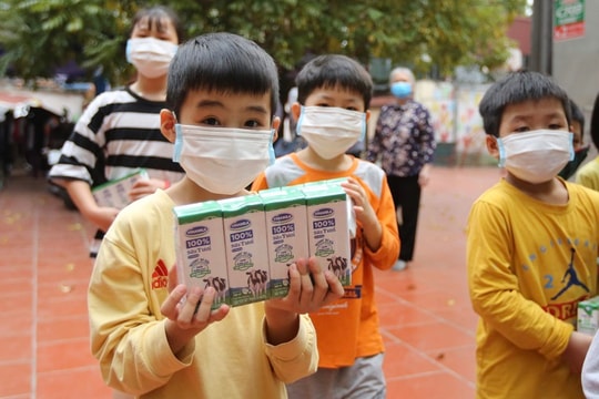 Vinamilk trao 1,7 triệu ly sữa cho trẻ em khó khăn trong dịch Covid-19