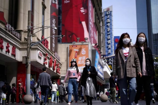 Trung Quốc 'trên lưỡi dao' phục hồi kinh tế và đợt bùng phát dịch thứ hai