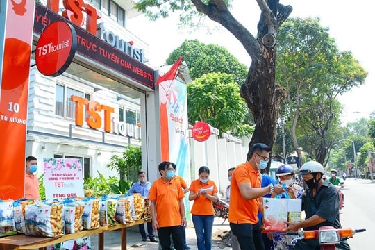 TST tourist trao quà cho hộ khó khăn phường 10, quận 3