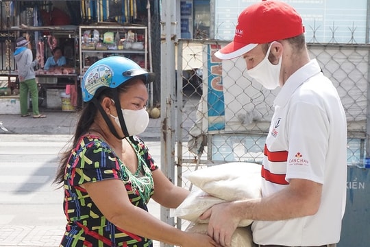 VinaCapital Foundation quyên góp 5 tấn gạo hỗ trợ 1.000 hộ gia đình bị ảnh hưởng Covid-19