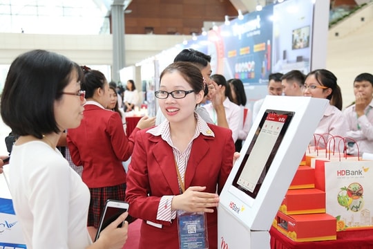 Tải app HDBank trúng Vespa, ở nhà và mua sắm online