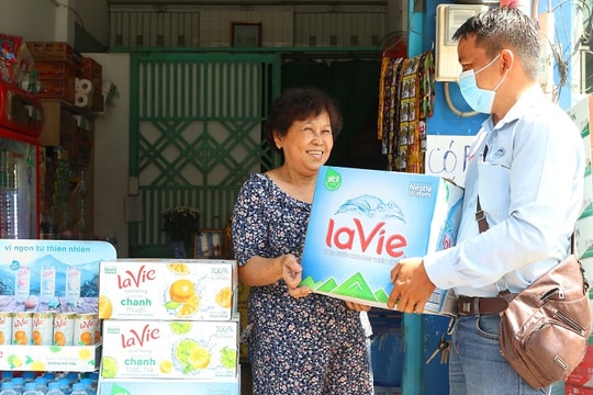 Nestlé hỗ trợ 22.000 cửa hàng và quán ăn nhỏ, căn tin trường học vượt khó thời Covid-19 Nestlé hỗ trợ 22.000 cửa hàng và quán ăn nhỏ, căn tin trường học vượt khó thời Covid-19