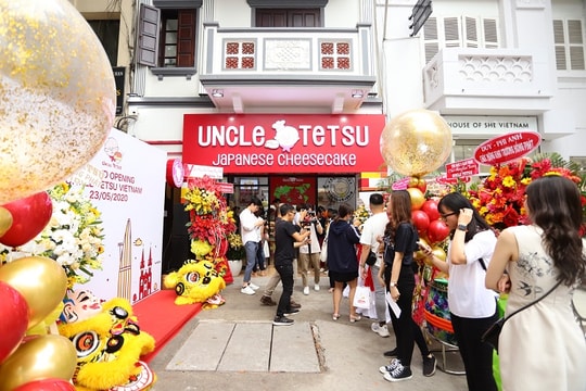 Thưởng thức bánh Uncle Tetsu nổi tiếng Nhật Bản