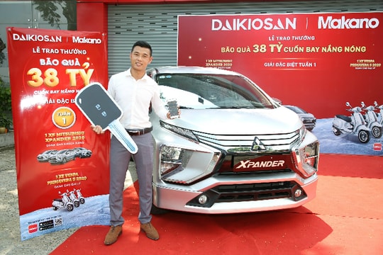 Trao giải thưởng ô tô và xe Vespa cho khách hàng may mắn