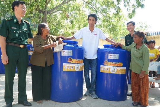 Hội Quảng cáo TP.HCM: Tặng bồn chứa nước và quà cho đồng bào Ra Glai Hội Quảng cáo TP.HCM: Tặng bồn chứa nước và quà cho đồng bào Ra Glai