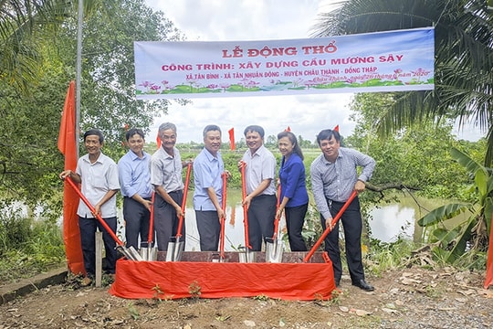 CLB Bất động sản TP.HCM xây cầu và tặng máy lọc nước tại Đồng Tháp