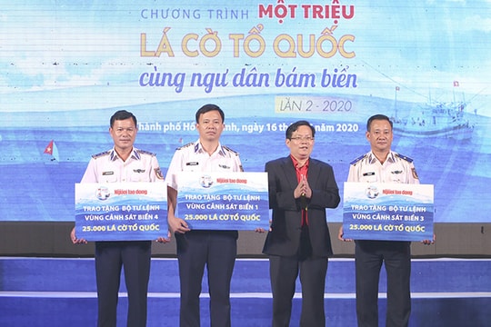 "Một triệu lá cờ Tổ quốc cùng ngư dân bám biển" đã tặng 113.500 lá cờ