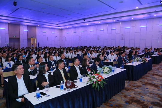 Hơn 500 chiến binh sales hừng hực khí thế trong lễ ra quân dự án The Apus