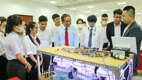 Sinh viên HIU chế tạo thành công mô hình ứng dụng trong logistics