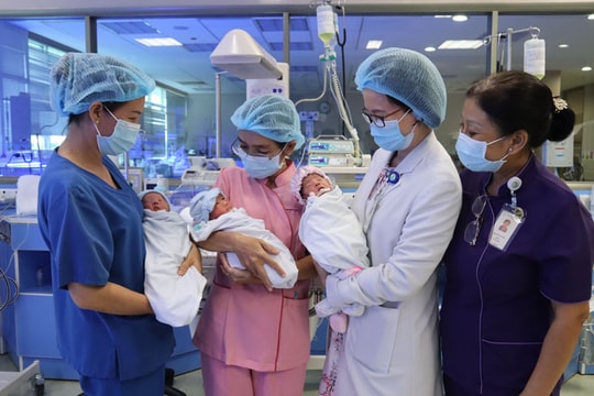 Cứu sống 3 trẻ sinh non từ sản phụ mang tam thai hiếm gặp