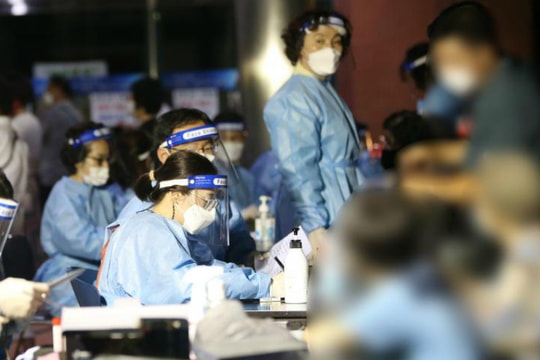 Thế khó cho kinh tế Hàn: Số ca mắc mới Covid-19 lên cao nhất trong 6 tháng