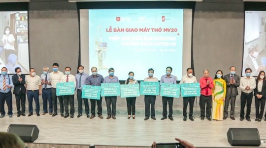Trao tặng máy thở MV20, tiếp sức ngành y tế chống dịch Covid-19