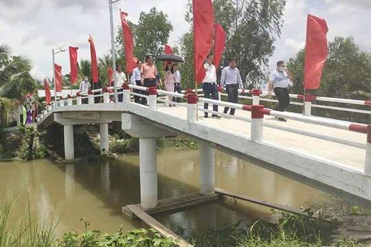 HREC trao tặng cầu cho tỉnh Đồng Tháp
