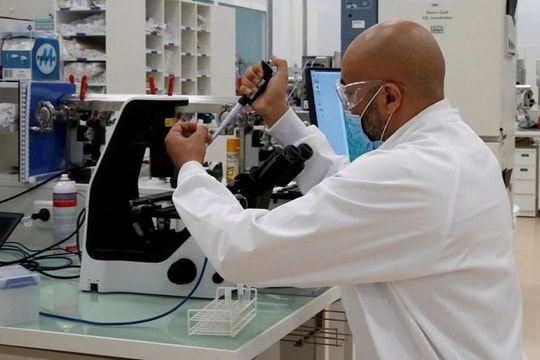 Sanofi và GSK bắt đầu thử nghiệm vắc xin Covid-19 trên người