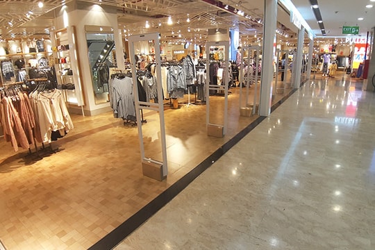 Trung tâm thương mại vẫn đìu hiu dịp cuối tuần