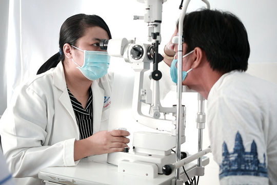 Khám và mổ mắt cho bà con có hoàn cảnh khó khăn