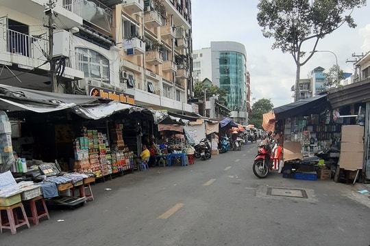 Chợ ngoại thấp thỏm chờ khách Tây