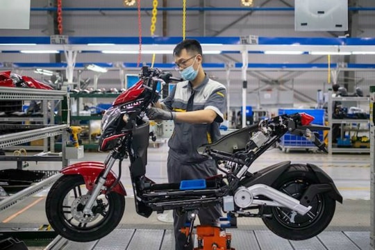 Bloomberg: Xe máy điện VinFast hướng tới tương lai "giao thông xanh" tại Việt Nam