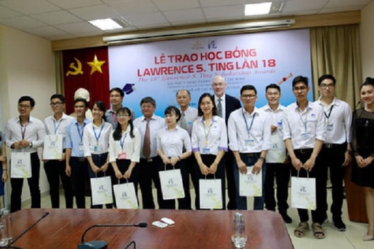 Hơn 8,5 tỷ đồng học bổng trao cho học sinh nghèo, học giỏi