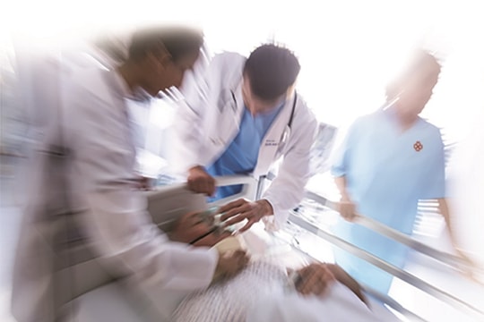 Trời mưa, lạng lách, nam thanh niên "xém" mất mạng