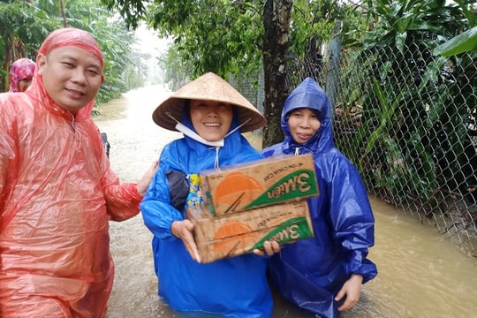 “Con nghèo quá nhờ chú chuyển 10 gói mì giúp con tới các bạn vùng lũ” “Con nghèo quá nhờ chú chuyển 10 gói mì giúp con tới các bạn vùng lũ”