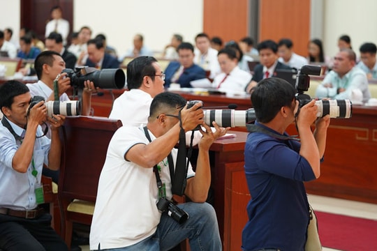 Báo chí trước áp lực thay đổi
