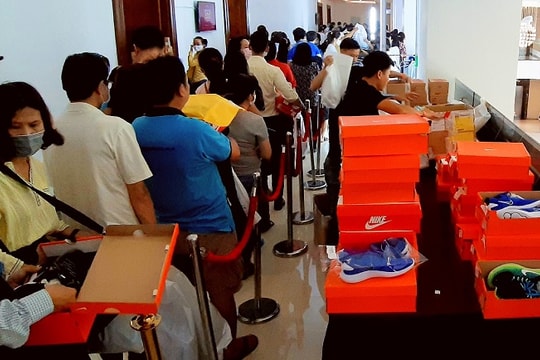 Hàng hiệu Nike, Levi's, Mango, Calvin Klein... đổ đống bán giá bèo