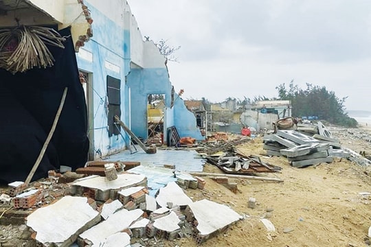 Làng chài sau bão
