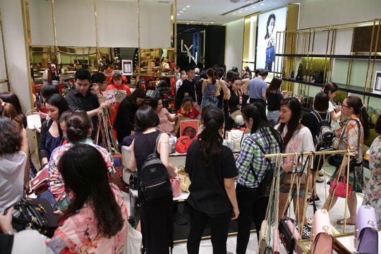 Cuối tuần này săn hàng hiệu đại hạ giá Black Friday ở đâu?