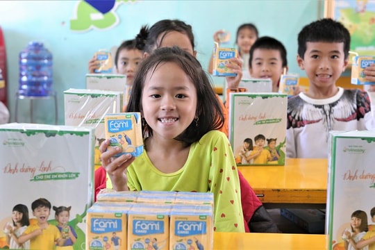 Vinasoy hỗ trợ hơn 3 tỷ đồng quà tặng cho học sinh vùng bão lũ tới trường