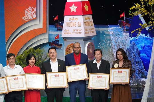 Vietjet đóng góp tích cực cho quỹ học bổng Vừ A Dính