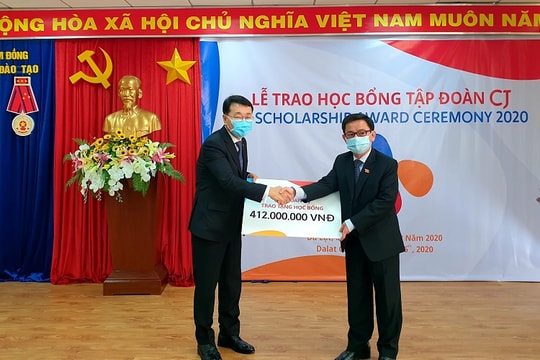 Tập đoàn CJ 8 năm liên tiếp trao tặng học bổng cho học sinh, sinh viên vượt khó tỉnh Lâm Đồng