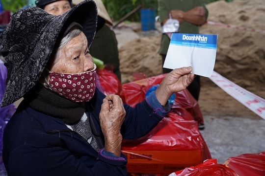 Quỹ thiện nguyện đêm nhạc "Tình doanh nhân 1: thương về miền Trung" đến tay người dân Quảng Ngãi
