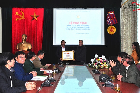 Câu lạc bộ Ấm Tình yêu thương nhận bằng tri ân tấm lòng vàng