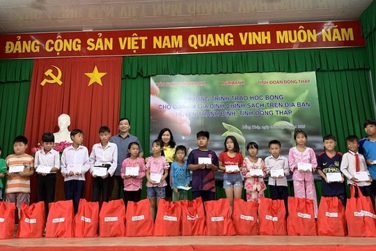 Báo Pháp Luật TP.HCM trao học bổng cho học sinh tỉnh Đồng Tháp