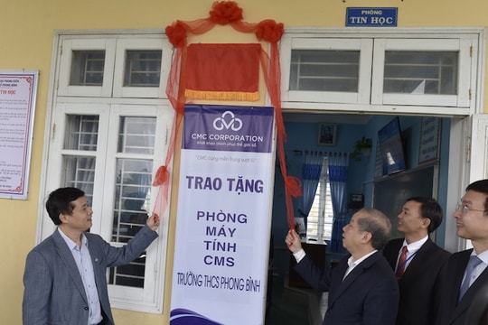 CMC trao tặng 110 bộ máy tính cho học sinh vùng lũ