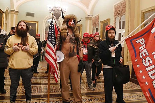Bạo loạn bùng nổ tại Tòa nhà Quốc hội Mỹ, các nghị sĩ phải sơ tán