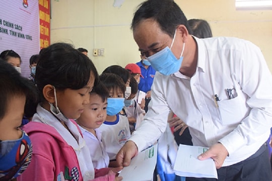 Trao 100 suất học bổng trị giá 1 triệu đồng/suất cho học sinh Vĩnh Long