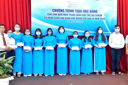 Trao học bổng sinh viên miền Trung bị ảnh hưởng bão lũ 2020
