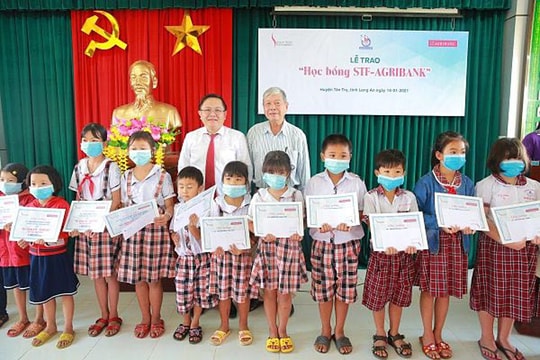 Học sinh Long An được tiếp sức đến trường