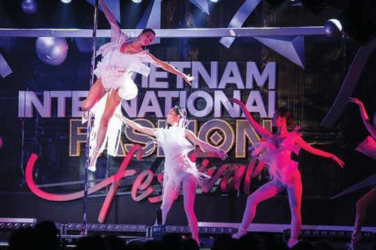 Lễ hội thời trang: Thêm sân có thêm vui?