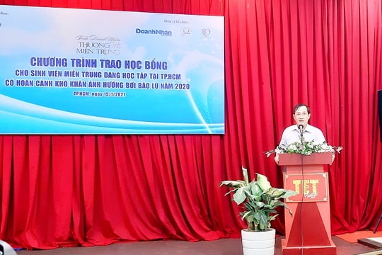 Trao học bổng cho sinh viên miền Trung bị ảnh hưởng bão lũ