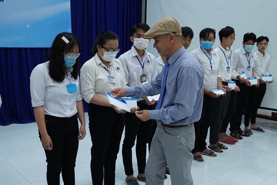 Báo Doanh nhân Sài Gòn trao 100 học bổng đến HSSV tỉnh Bến Tre