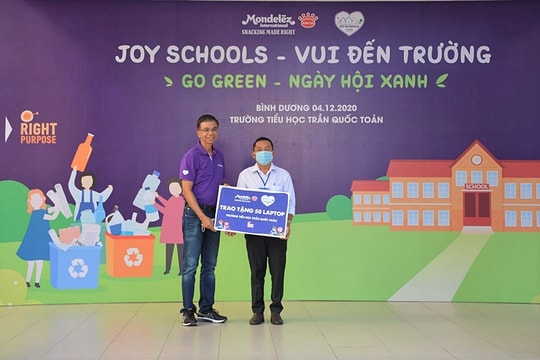 Mondelez Kinh Đô trao tặng máy tính cho các trường học