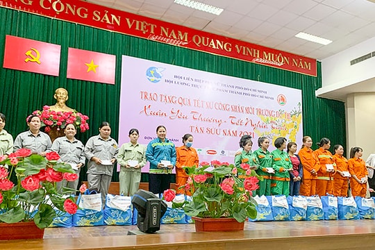 Tặng quà Tết cho hơn 300 công nhân vệ sinh môi trường đô thị