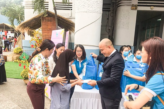 Nha Khoa Kim trao hơn 350 phần quà Tết